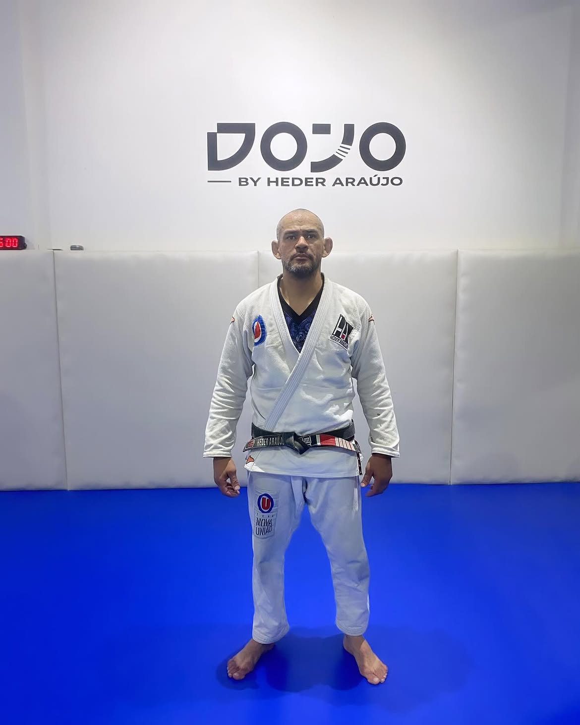 Mestre Heder Araújo no tatame do Dojo Prime, de kimono e faixa preta.